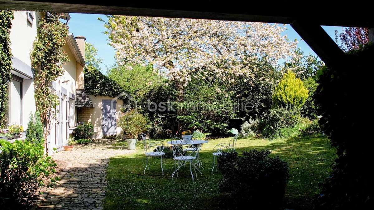 Joyau résidentiel à Fourchambault : Propriété familiale avec charme intemporel et élégance rustique de l’aménagement - photo 30
