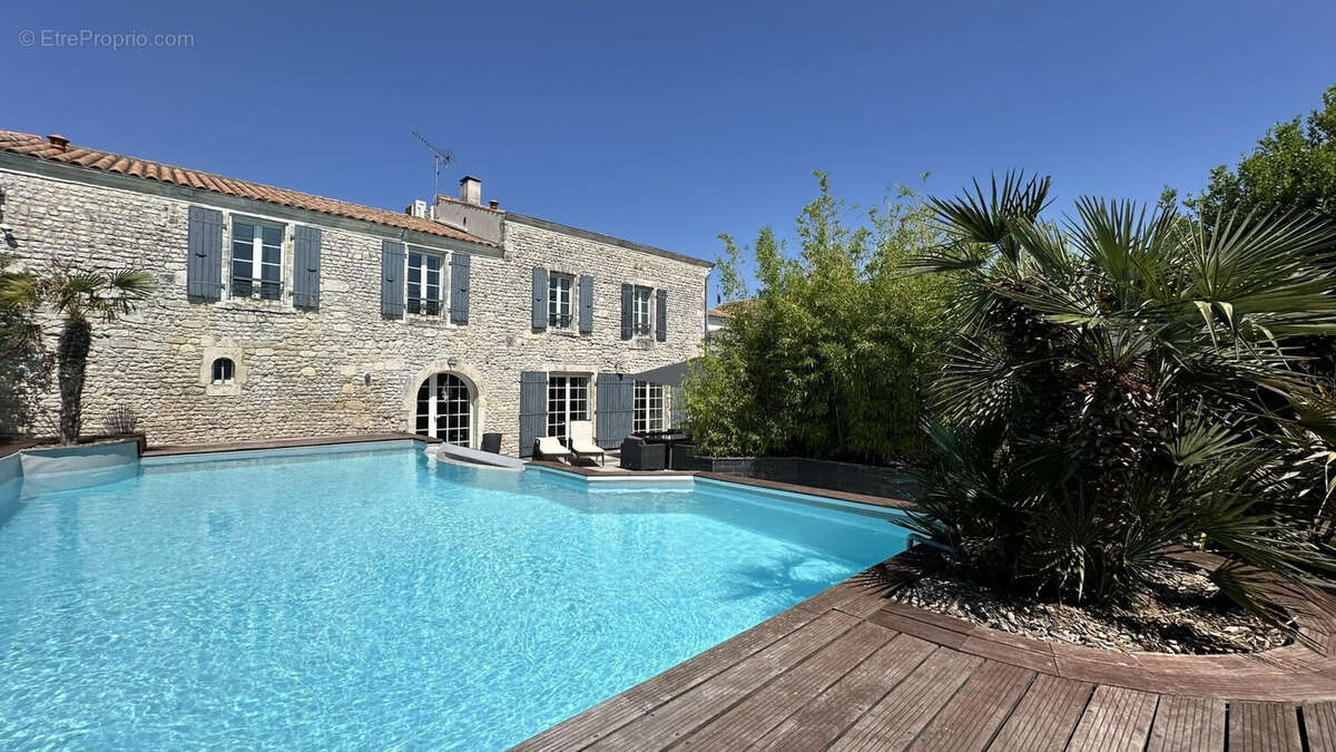Maison 304 m² à Dompierre-Sur-Mer  - photo 2