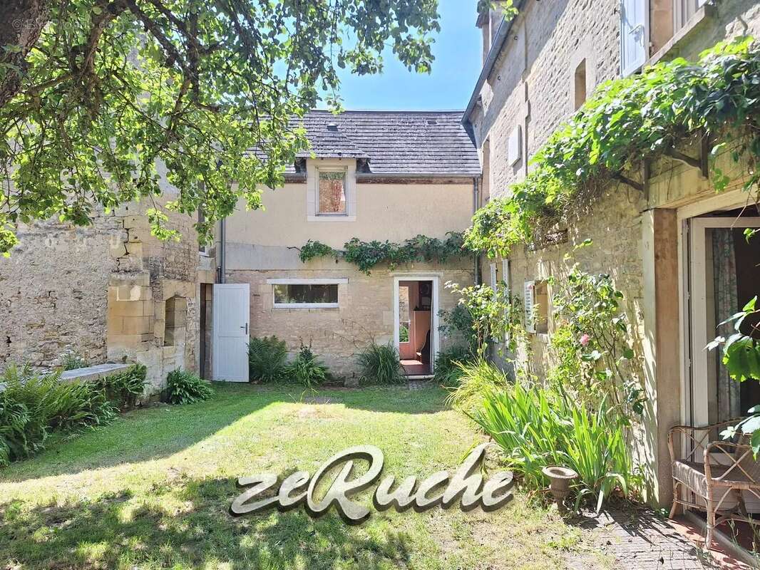  À vendre – Charmante maison de village au cachet exceptionnel avec jardin bordé de rivière - photo 2