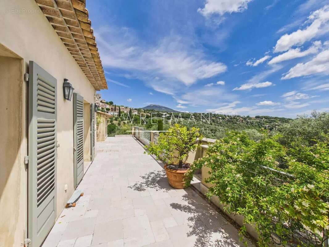 Maison à CHATEAUNEUF-GRASSE