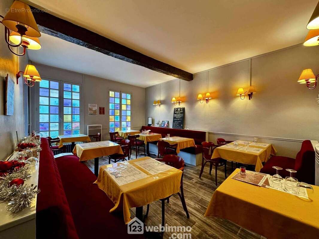 Baignée de lumière avec un accès direct à la cuisine : le combo idéal pour un service fluide et rapide - Commerce à LAON