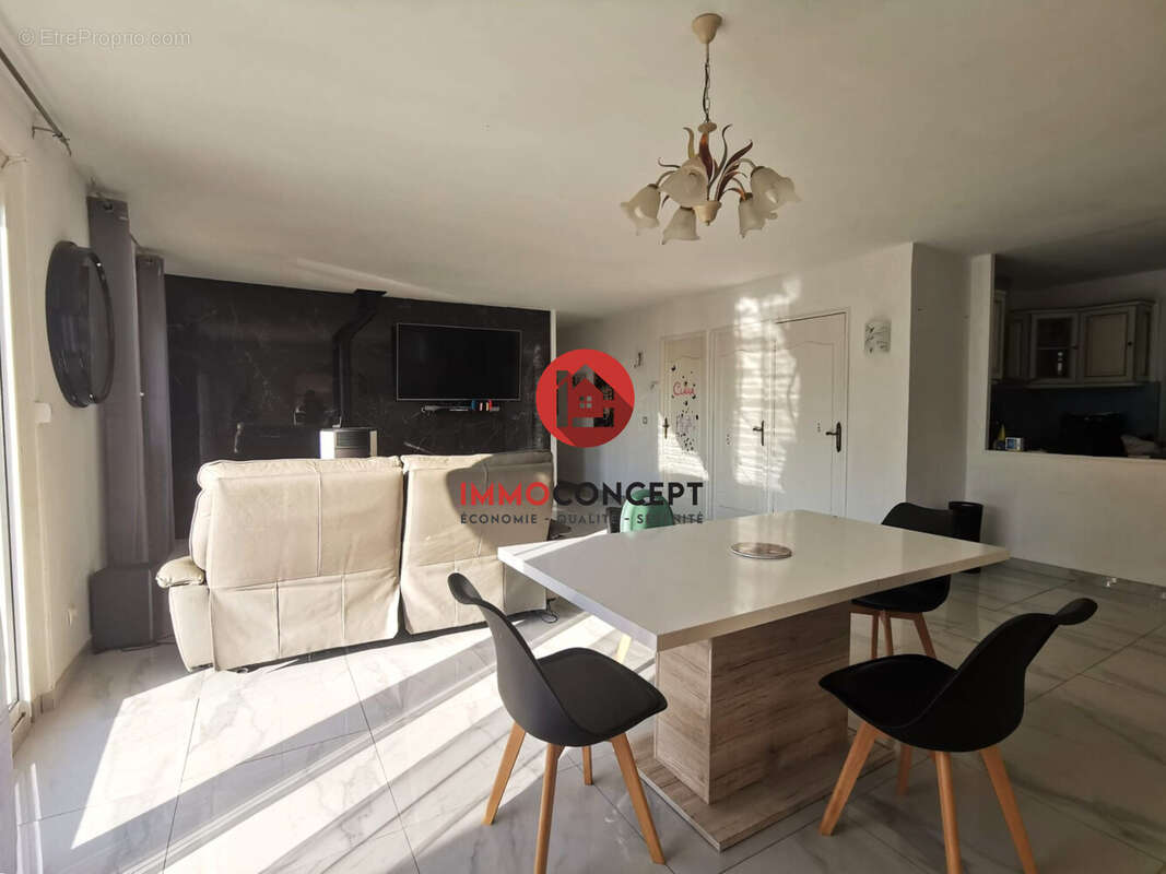 Maison à LAUDUN-L&#039;ARDOISE