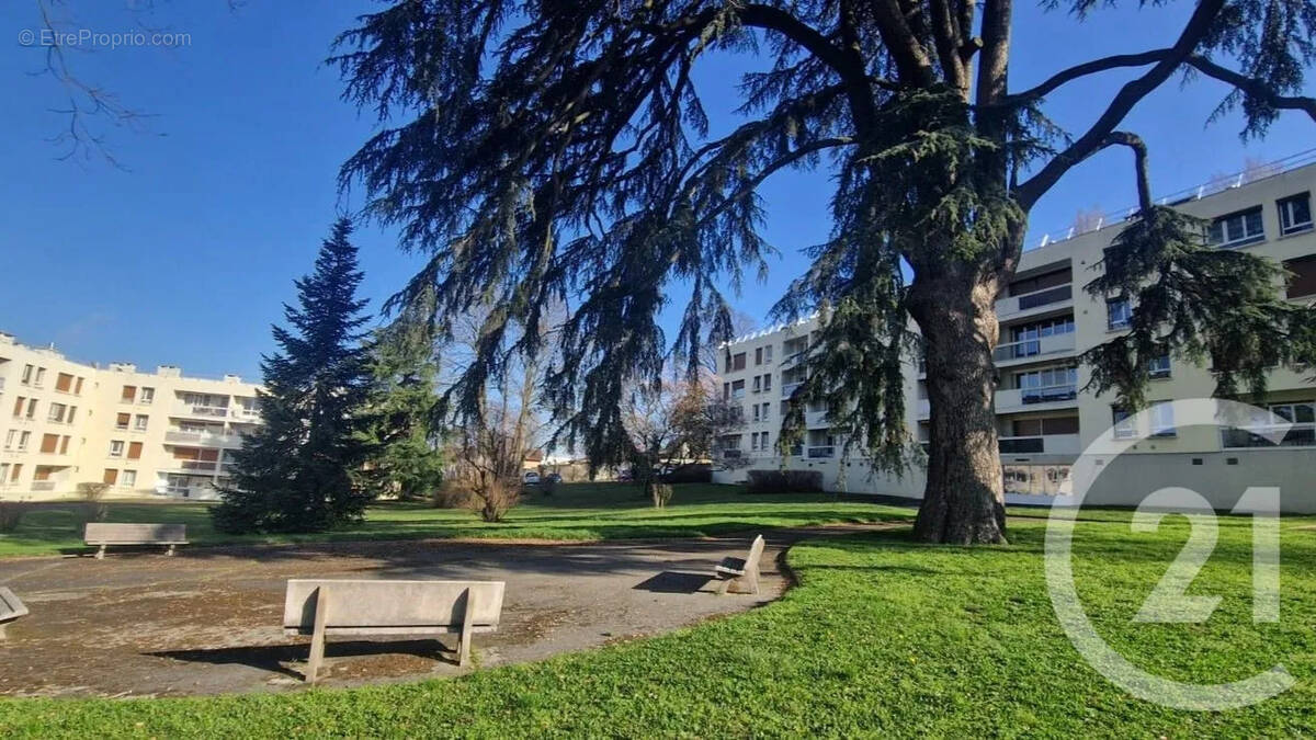 Appartement à GENAY