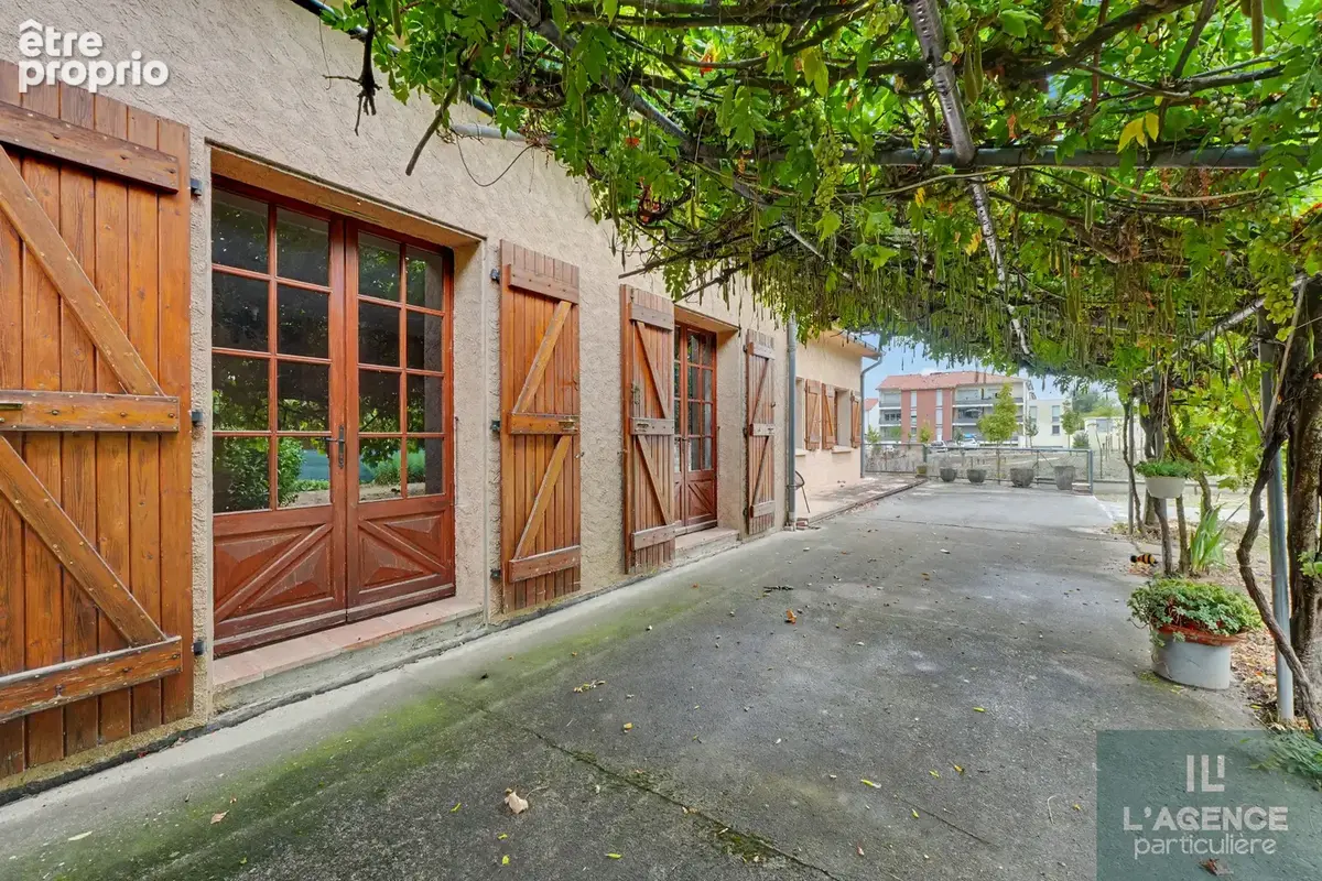 Maison T5 de 145 m2 avec comble de 152 m2 et sous-sol de 157 m2 sur un terrrain arboré de 2500 m2 - photo 2