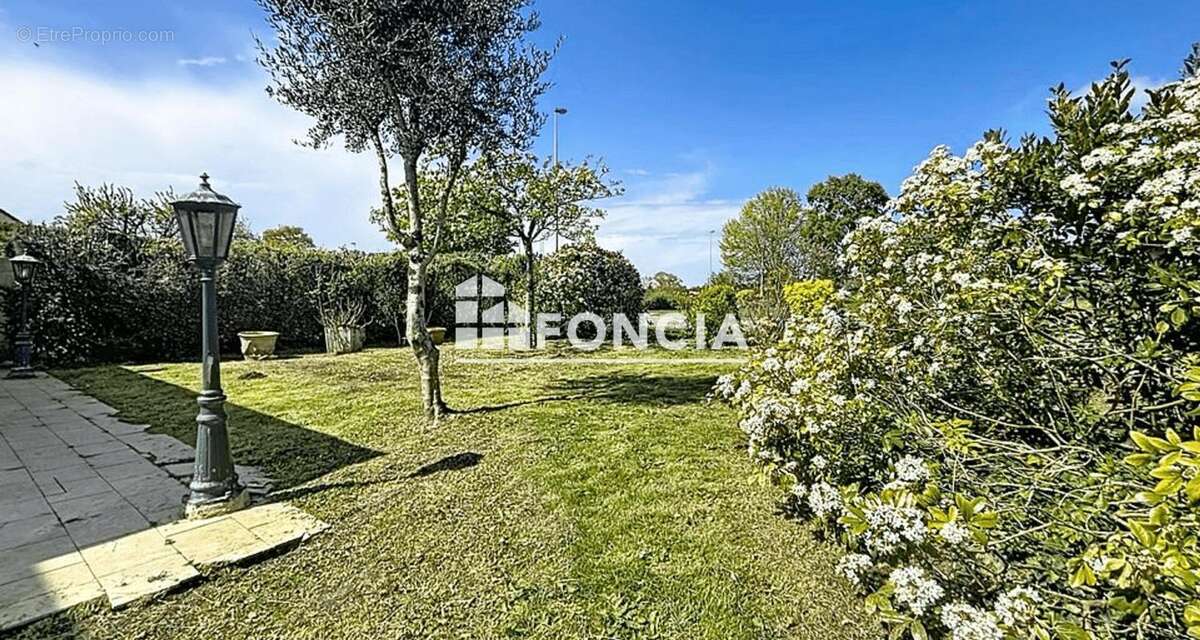 Maison familiale avec véranda, sous-sol complet et beau terrain arboré – Trouville-sur-Mer - photo 2