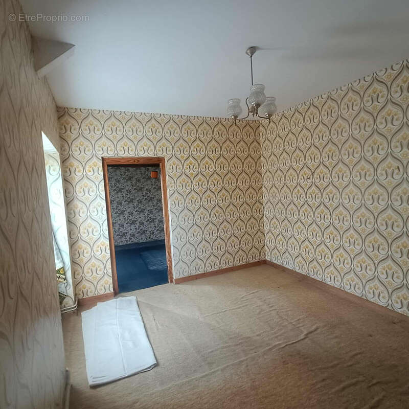 Maison à NEANT-SUR-YVEL