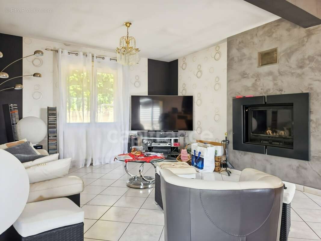 Maison familiale de 4 chambres sur plus de 6 000 m² de terrain à Saint-Maixent - photo 10