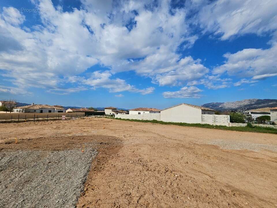 Terrain à POURRIERES