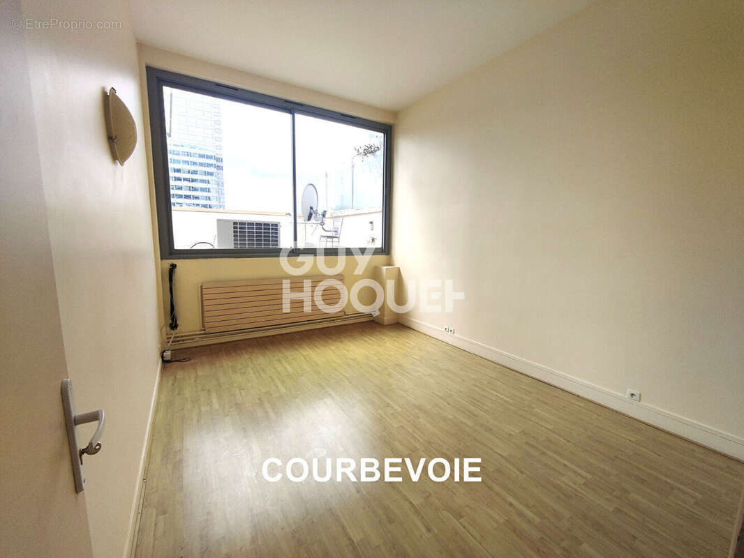 Appartement à COURBEVOIE