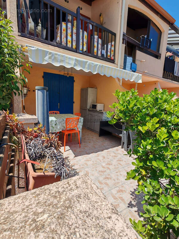 Studio cabine avec grande terrasse et parking, dans résidence avec piscine - photo 2