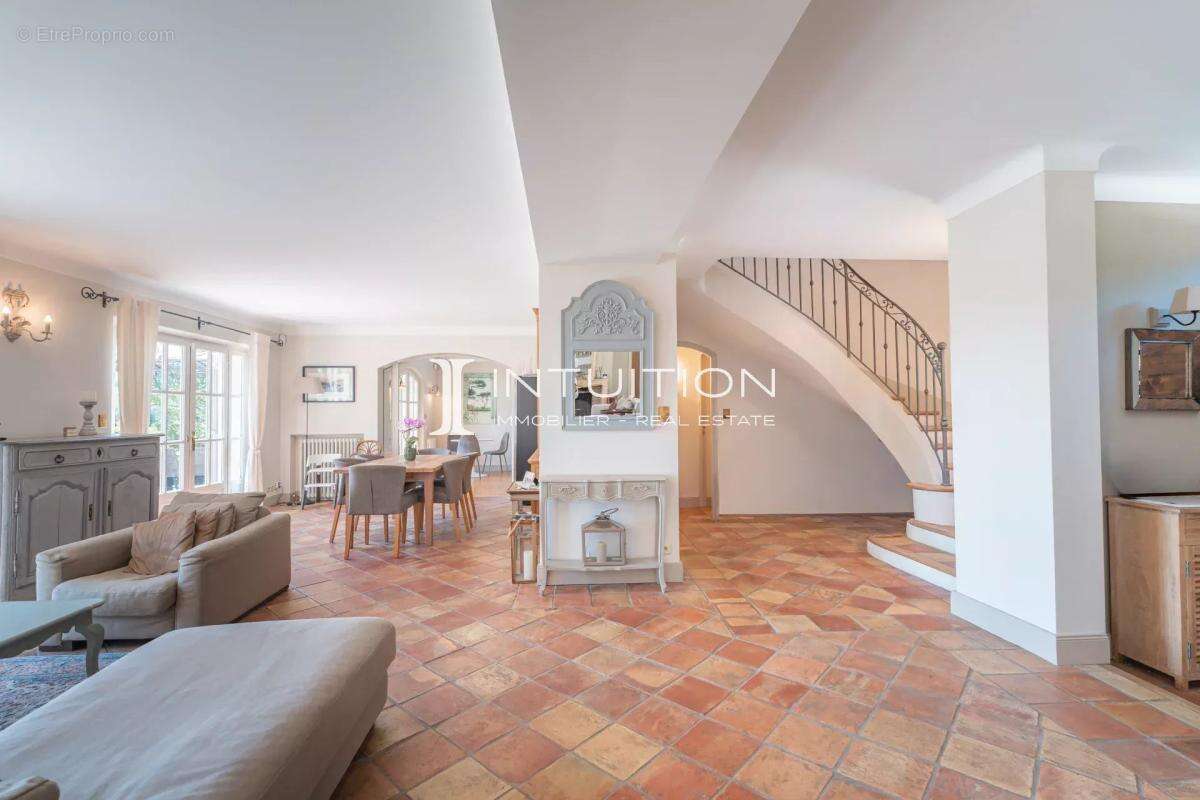 Mougins - Les Colles : Propriété de prestige avec vue panoramique sur le village - photo 23