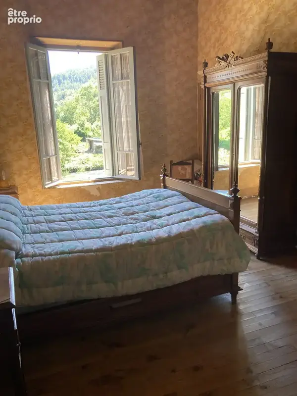 Propriété exceptionnelle en bord de rivière avec 3 appartements, grands garages et magnifique jardin à Axat - photo 12