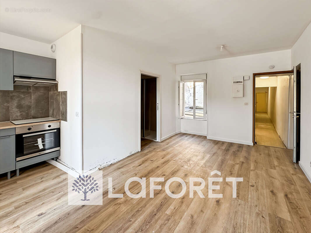 Immeuble de rapport - 3 lots loués et 2 appartements à rénover - photo 5