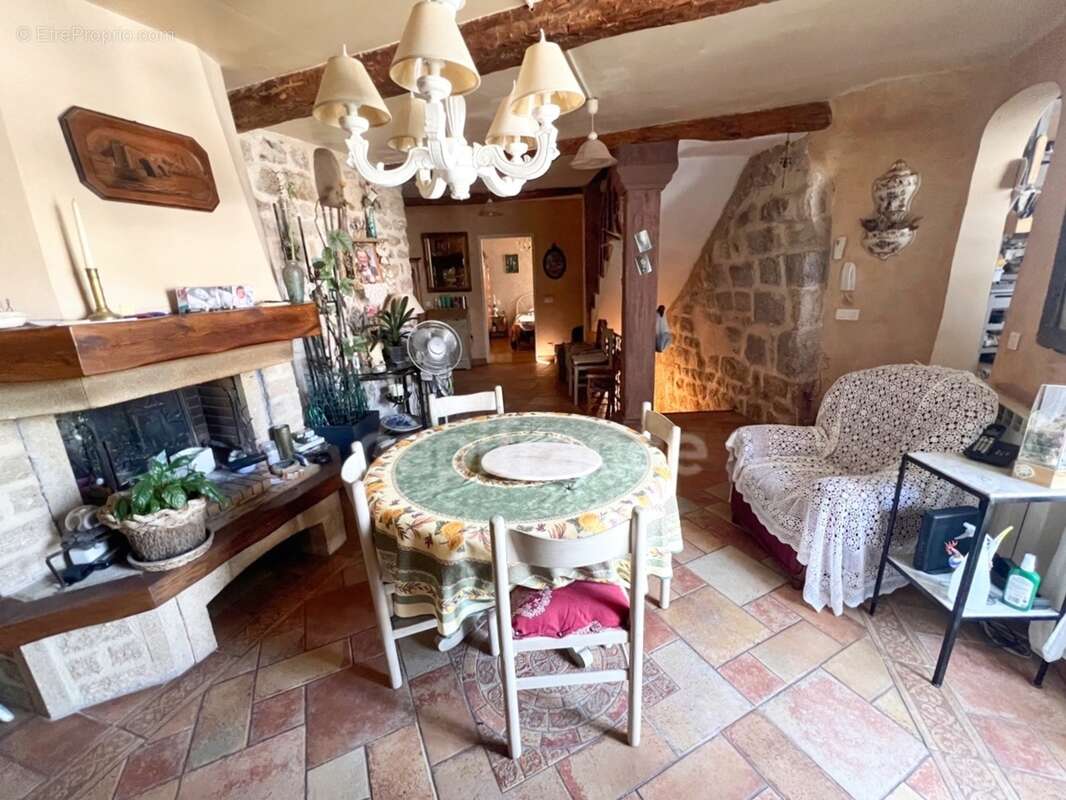 Maison à vendre à Reillanne (04110) – 152 m² – 4 chambres – Terrasse, balcon et charme provençal - photo 2