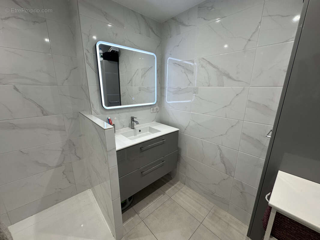 Appartement à SAINT-LAURENT-DU-VAR