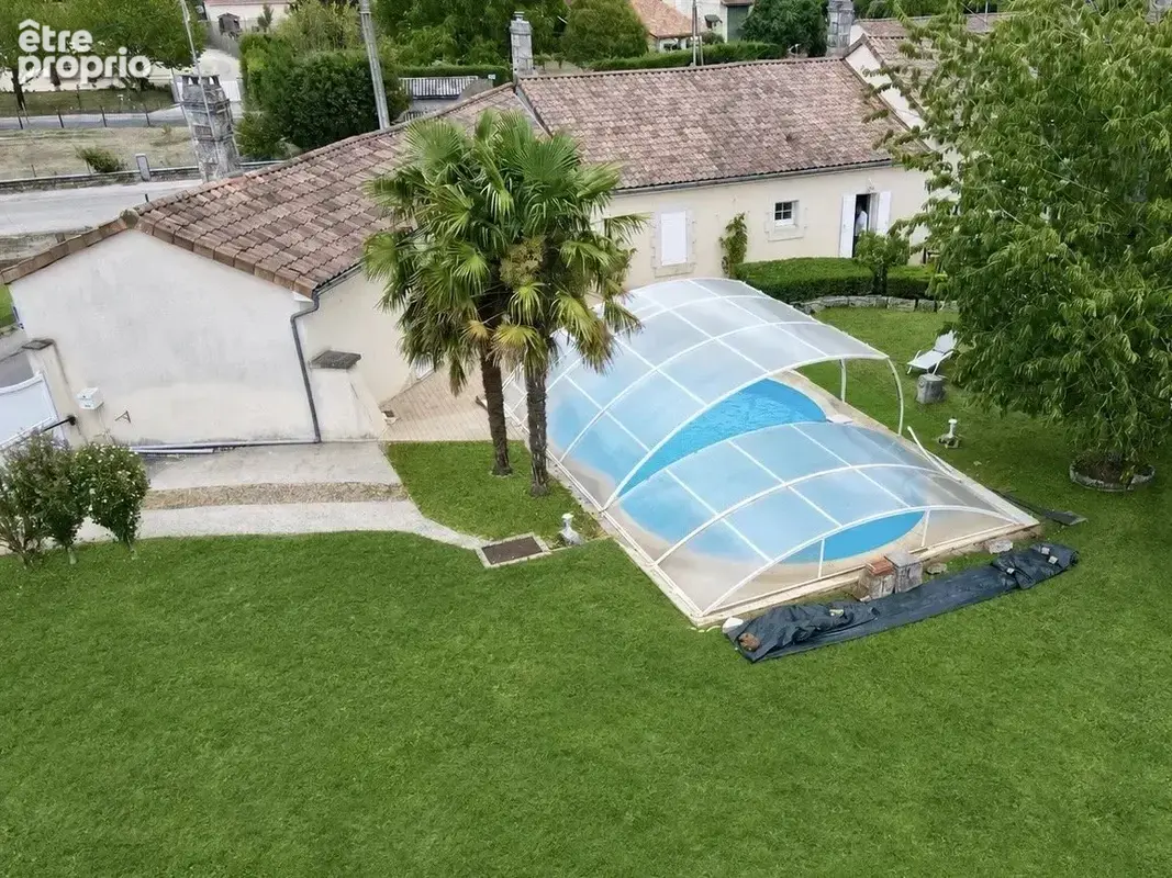 Maison familiale de plain-pied avec piscine, grand garage et potentiel d'agrandissement - photo 1