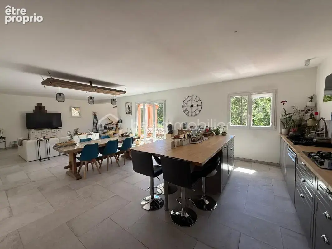 À Rocbaron (83136), superbe villa de plain-pied entièrement rénovée avec 3 chambres et grand terrain - photo 5