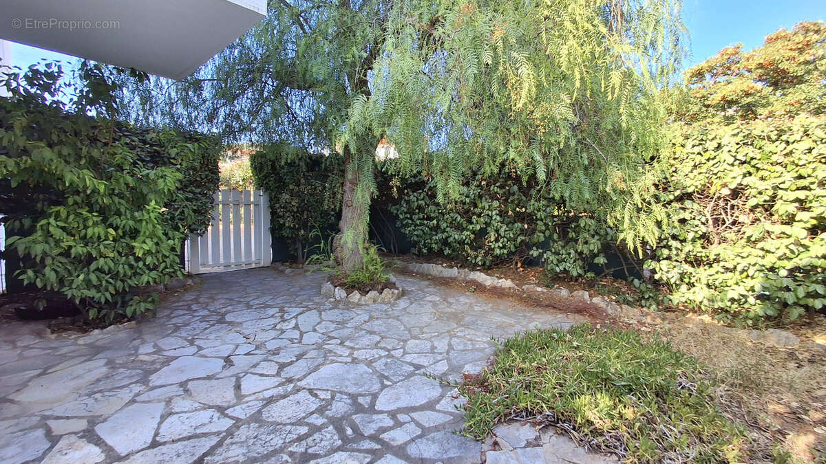 BANDOL   Appartement avec terrasse, jardin privatif, entrée indépendante et double parking en sous-sol - photo 3