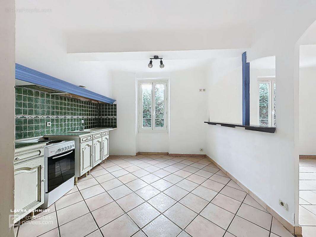 Appartement à FLASSANS-SUR-ISSOLE