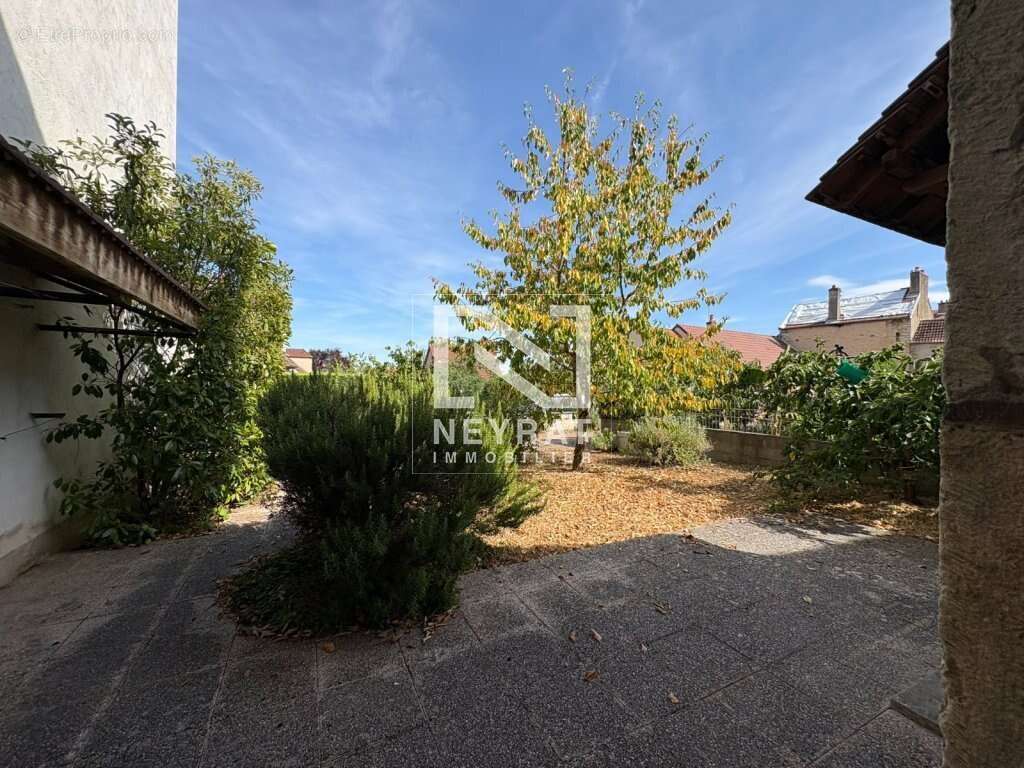 Appartement en rez-de-jardin avec garage - Vieux Chenove - photo 8