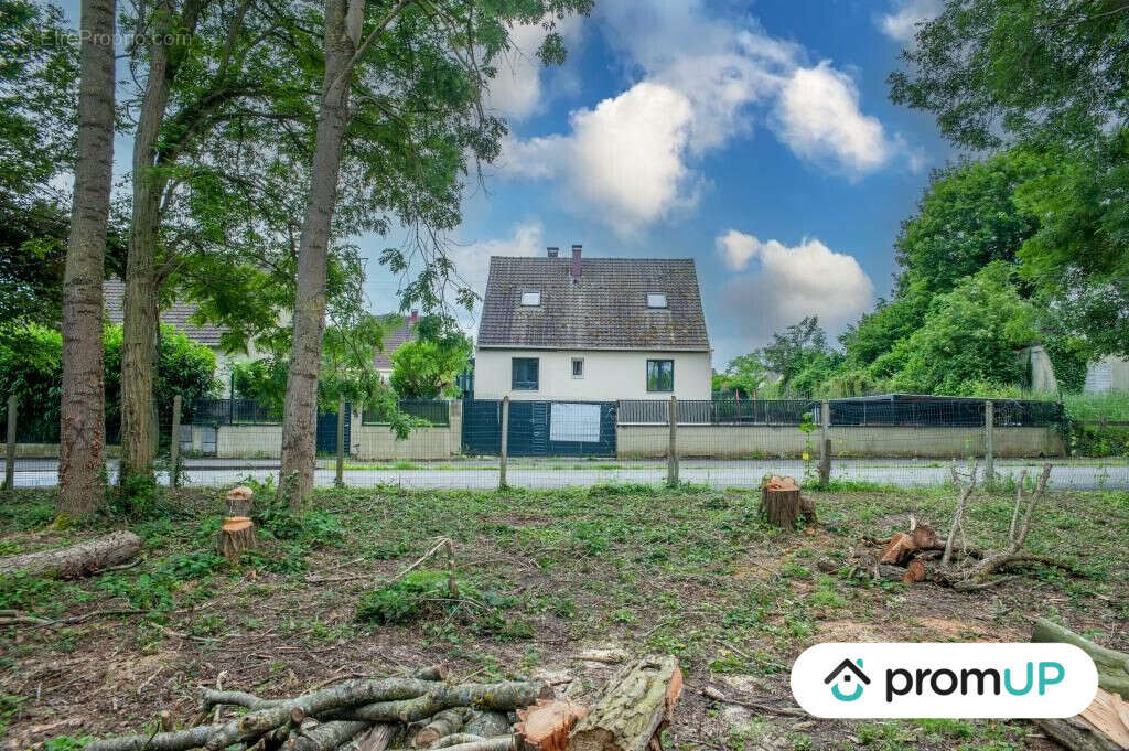 Terrain à NEUILLY-SAINT-FRONT