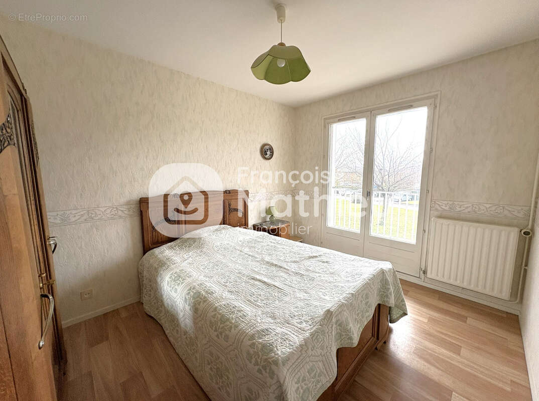 Appartement à PERONNAS