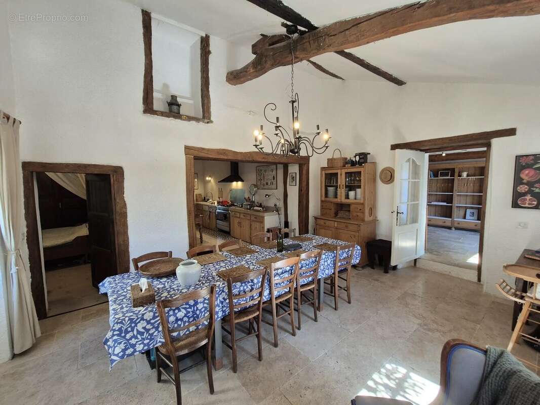 Deux maisons en pierre de caractère avec piscine, dépendances et 1,2 hectare de terrain près de Montaigu-de-Quercy - photo 4