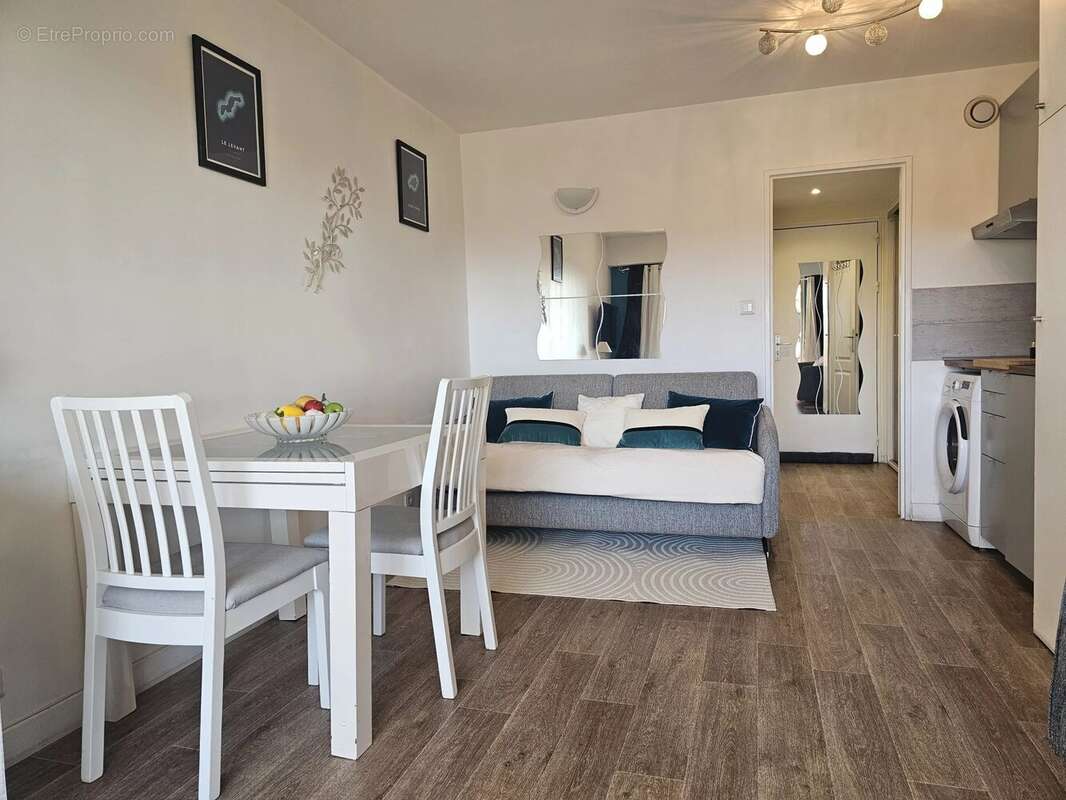 Hyères Port : Studio meublé  avec terrasse loggia et place parking privée en sous-sol sécurisé - photo 9