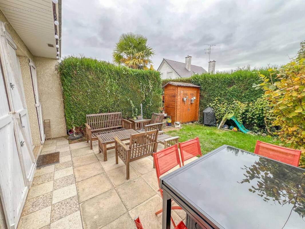 Maison à LE MESNIL-SAINT-DENIS