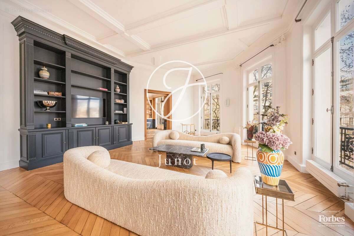 Appartement à PARIS-8E