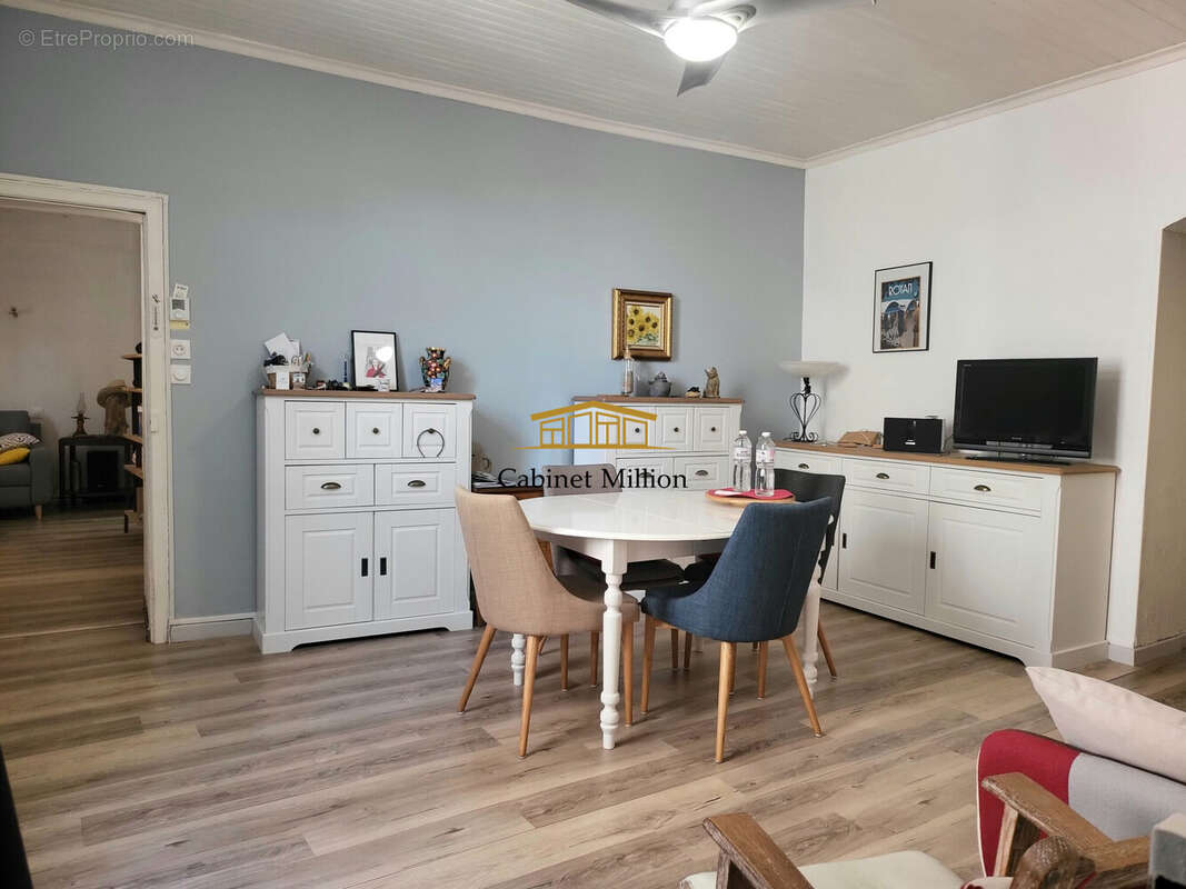 Maison à VIC-LA-GARDIOLE