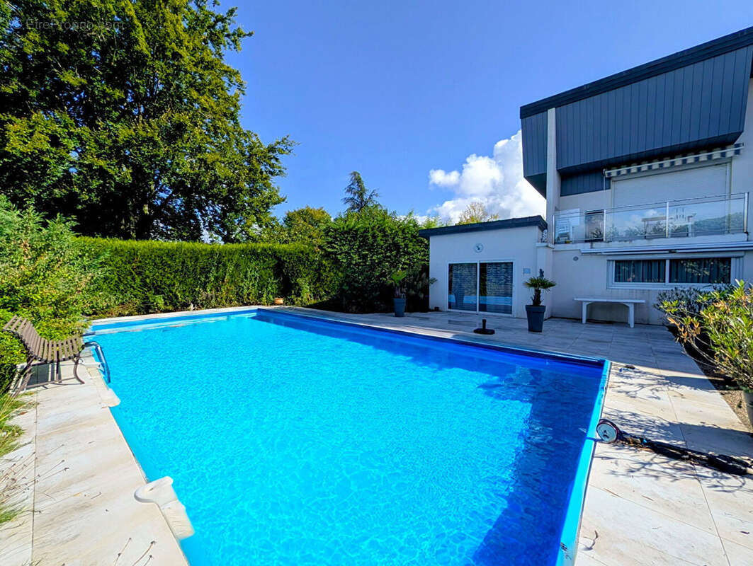 Maison à PUGNY-CHATENOD