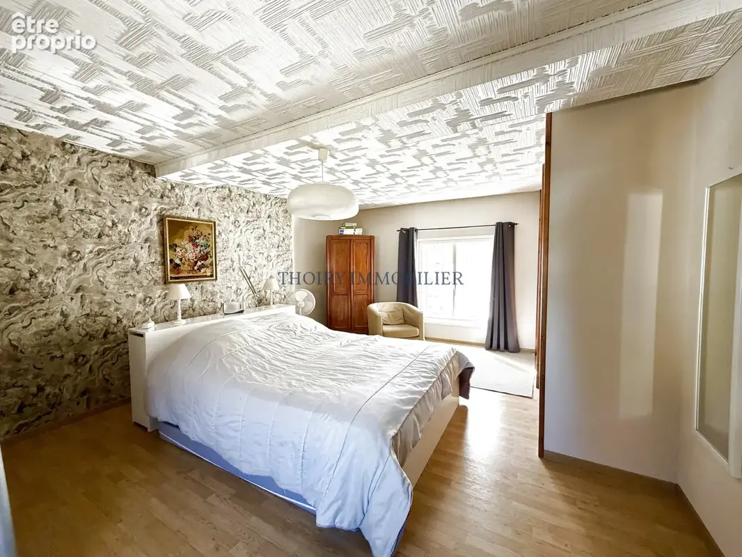 Maison ancienne de 4 pièces avec combles aménageables et grange en dépendance. - photo 9