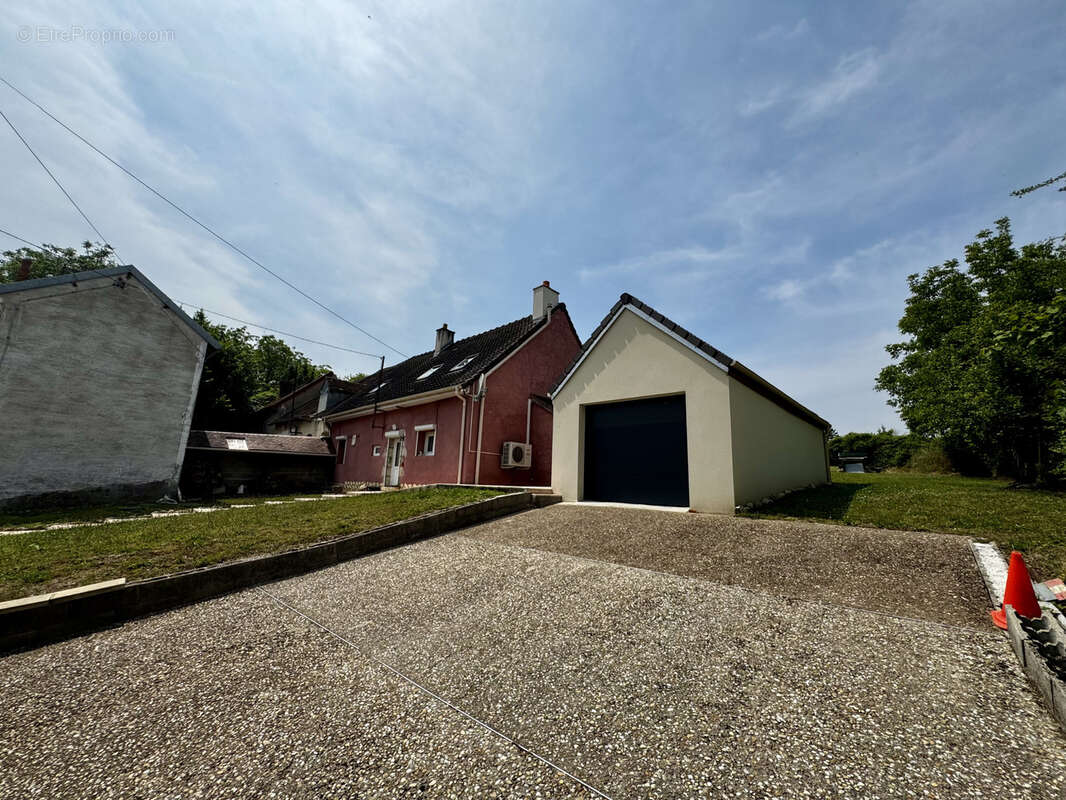 Maison à FAVERELLES