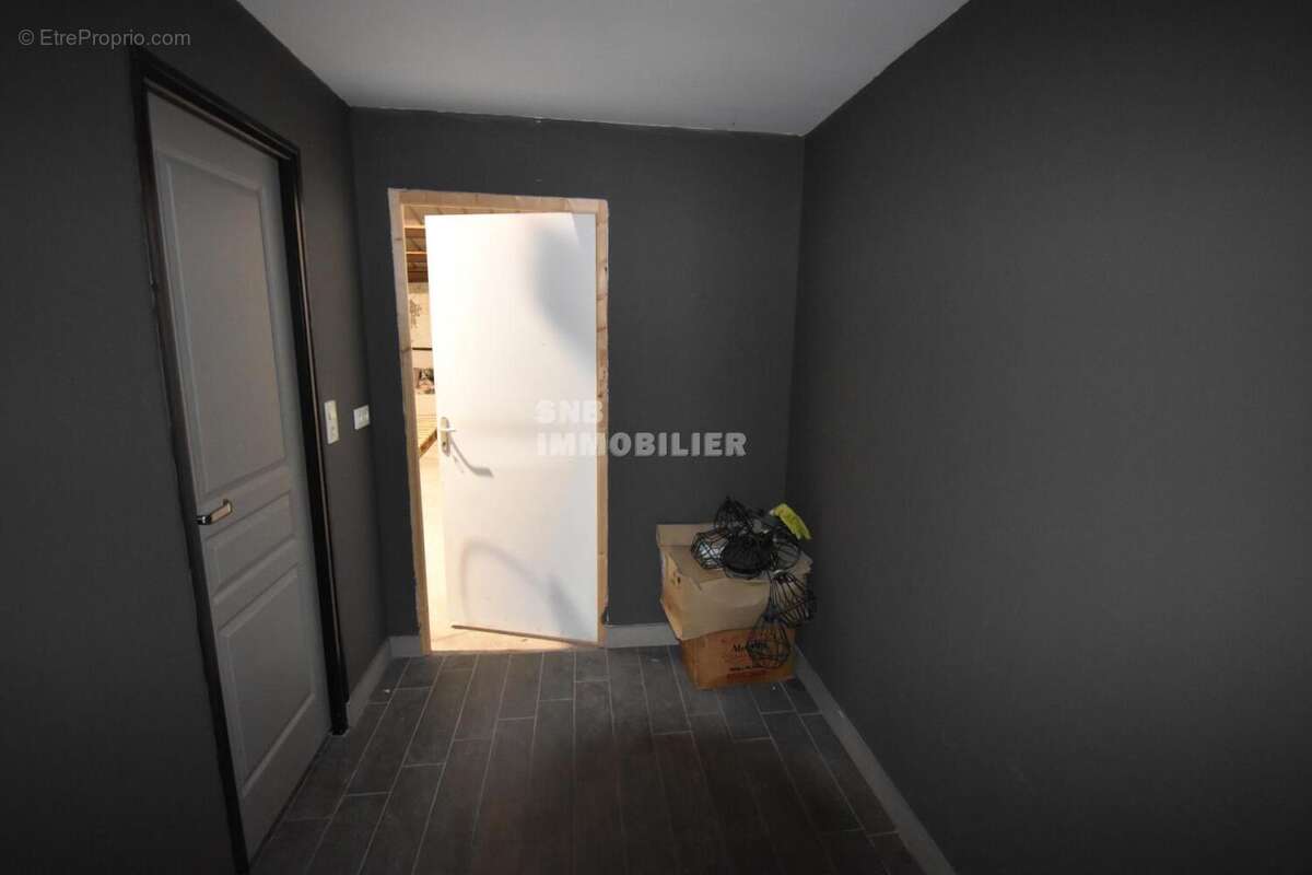 Ensemble immobilier de 3 locaux  loues - photo 3