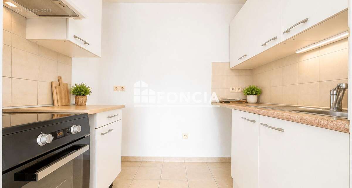 À VENDRE – Superbe 2 pièces avec terrasse, vue marina, Piscine garage et cave – Résidence Marina Parc à Mandelieu-la-Napoule - photo 4