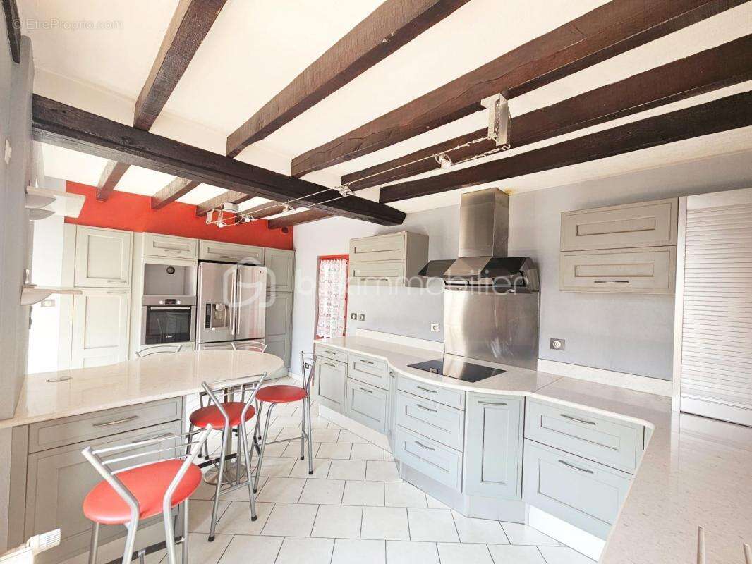 EXCEPTIONNELLE : Charme, espace et fort potentiel - 4 chambres dont une suite parentale - Piscine chauffée - Dépendances aménage - photo 8
