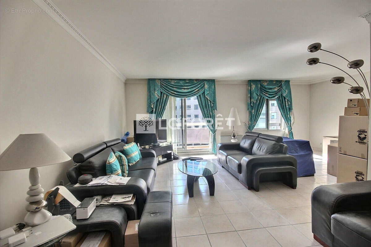 Appartement à COURBEVOIE