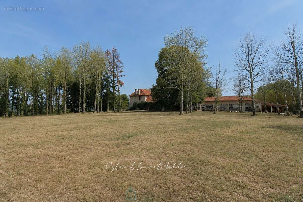 Maison bourgeoise en pierre renovee avec piscine, dependances et plus de 3,6 hectares de terrain - photo 2