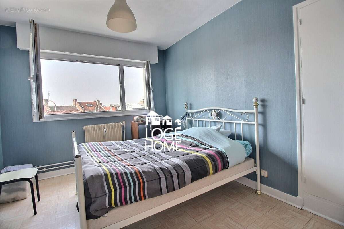 Chambre 1 - Appartement à HENIN-BEAUMONT