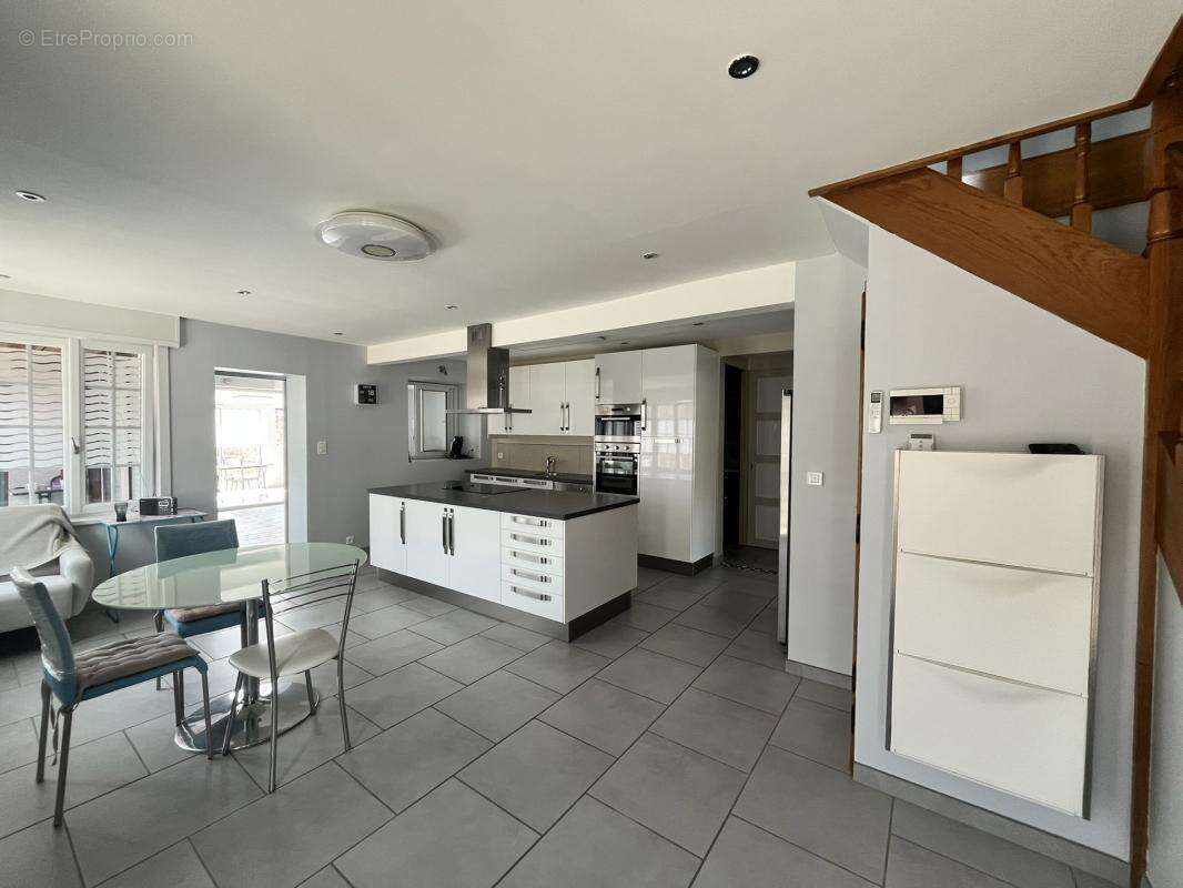 Maison 4 chambres  + annexe 82m2, garage, hangar et dépendances - photo 4