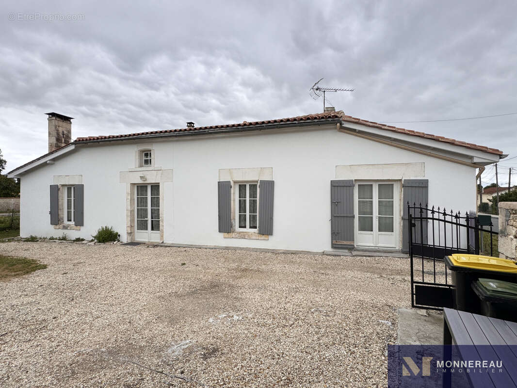 Maison à BARBEZIEUX-SAINT-HILAIRE