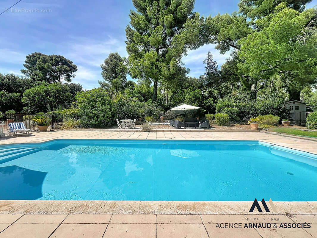 Belle propriété familiale avec piscine sur vaste terrain arboré - photo 17