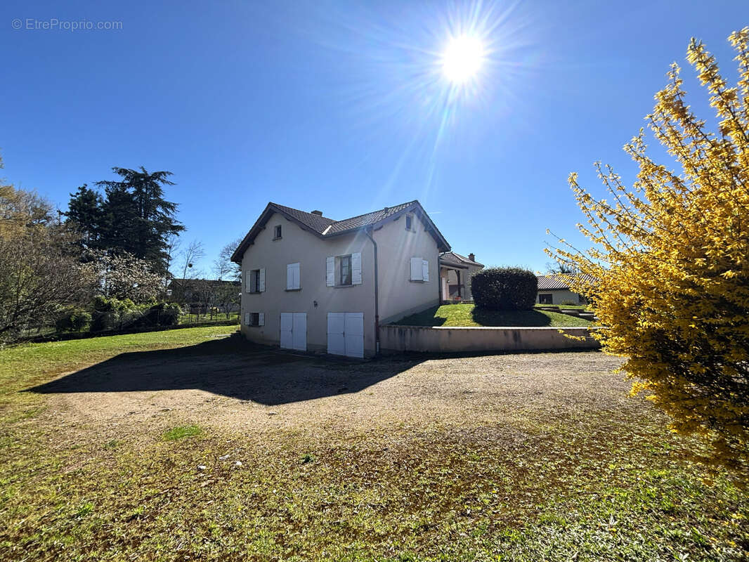 Maison à BAGE-LE-CHATEL