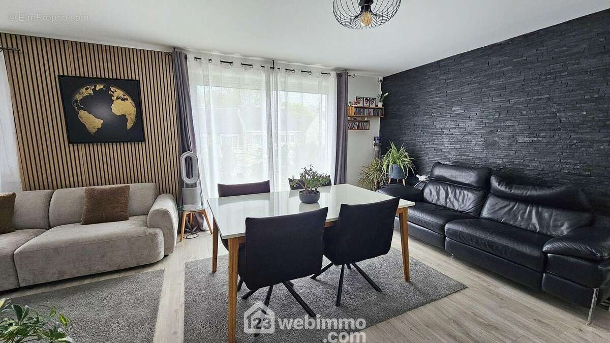 Un espace salle à manger de 12 m². - Maison à MILLY-LA-FORET