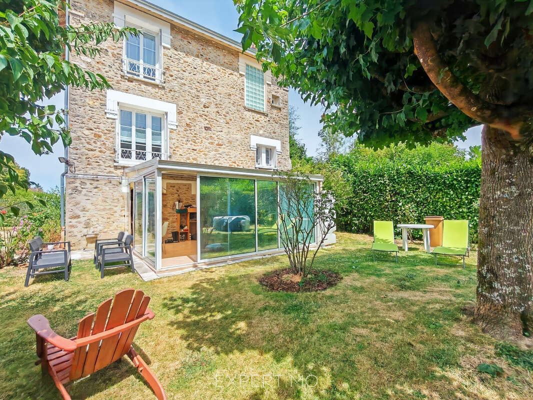 Maison de caractère rénovée avec jardin, véranda et garage - photo 2