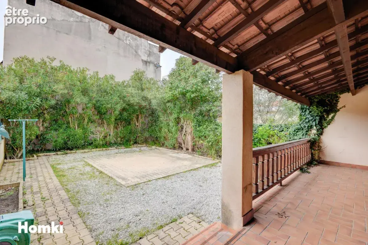 Villa de type 4 jumelee d'un cote avec 2 terrasses un jardin et garage - photo 16