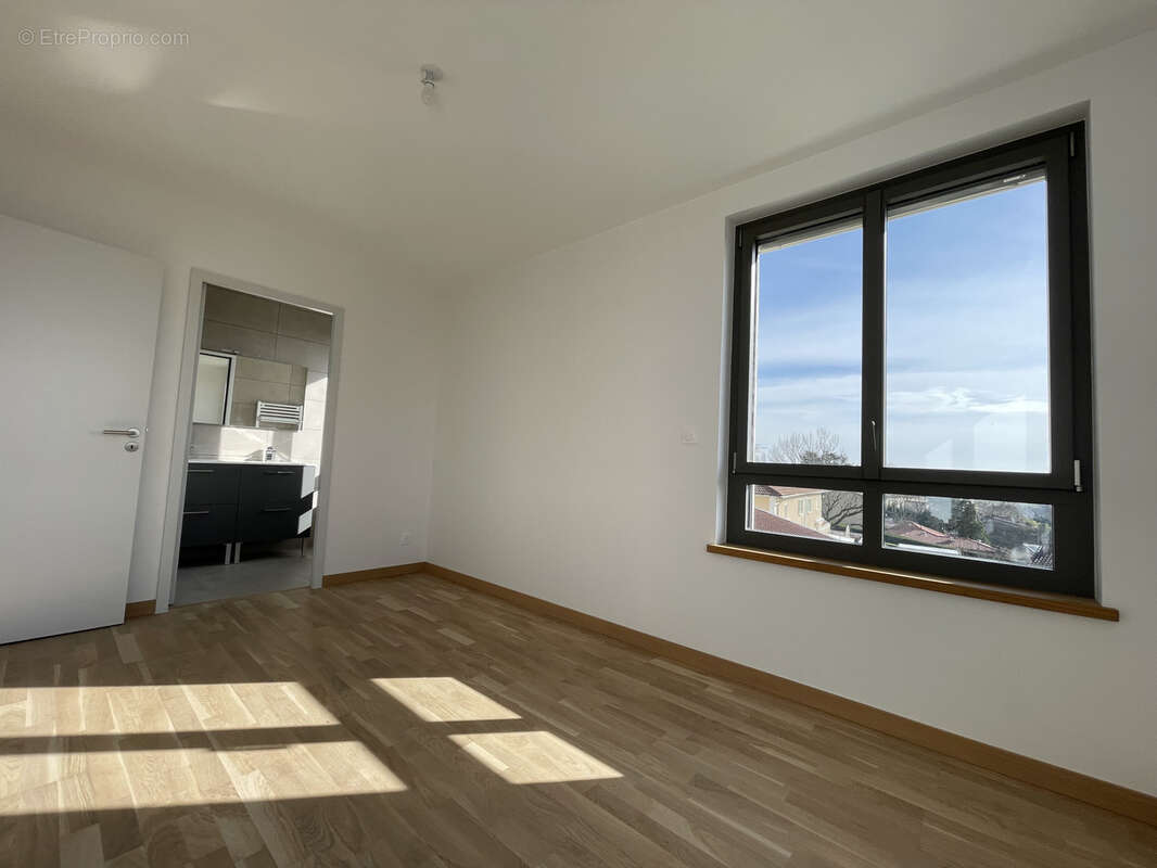 Appartement à LA TOUR-DE-SALVAGNY