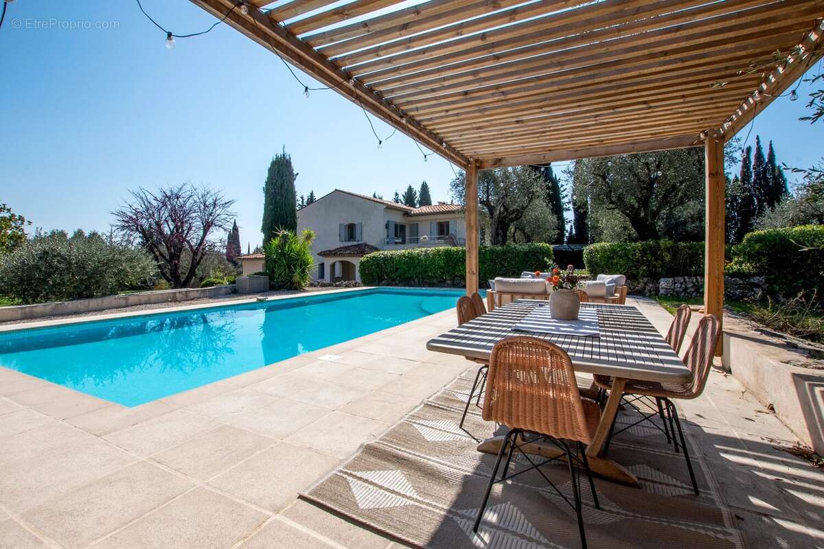 Maison à CHATEAUNEUF-GRASSE