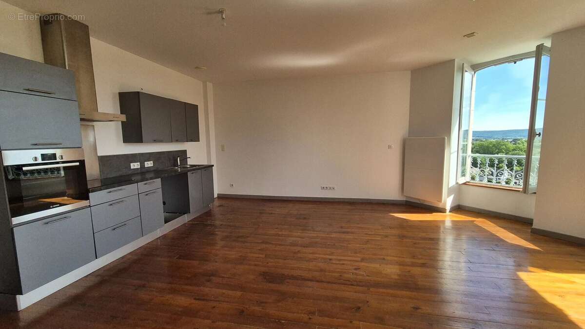 Appartement à NAY